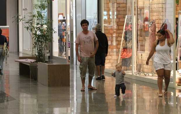 Felipe Camargo passeia com o filho em shopping do Rio (Foto: Dilson Silva / AgNews)