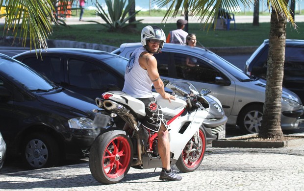 O ex-BBB Yuri passeia de moto pela Barra (Foto: Dilson Silva / AgNews)