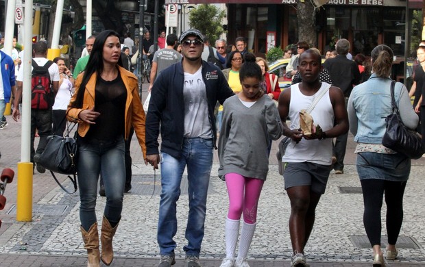 Belo e Gracyanne Barbosa passeiam por Ipanema (Foto: Wallace Barbosa / AgNews)