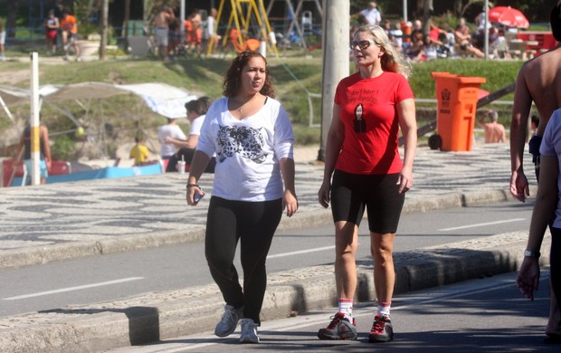 Vera Fischer caminha na orla (Foto: Edson Teófilo / Photo Rio News)