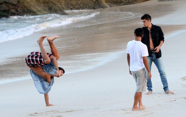 Família Simas joga capoeira na praia do Arpoador, no Rio (Foto: André Freitas / AgNews)