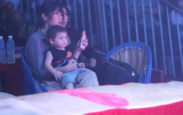  Daniele Suzuki com Filho no Circo Stankowich na Barra da Tijuca  no RJ (Foto: Marcus Pavão / AgNews)