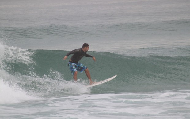 Cauã Reymond surfa na praia da Barra (Foto: Fabio Martins / AgNews)