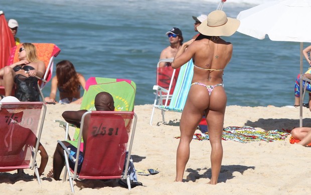 Gracyanne Barbosa na praia da Barra (Foto: Jeferson Ribeiro / AgNews)