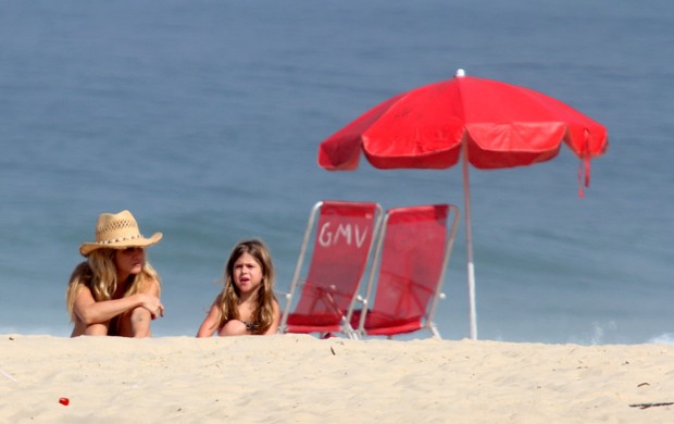 Amora Mautner  em praia do Leblon com filha (Foto: Wallace Barbosa/AgNews)