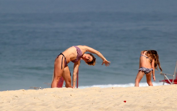 Amora Mautner  em praia do Leblon com filha (Foto: Wallace Barbosa/AgNews)