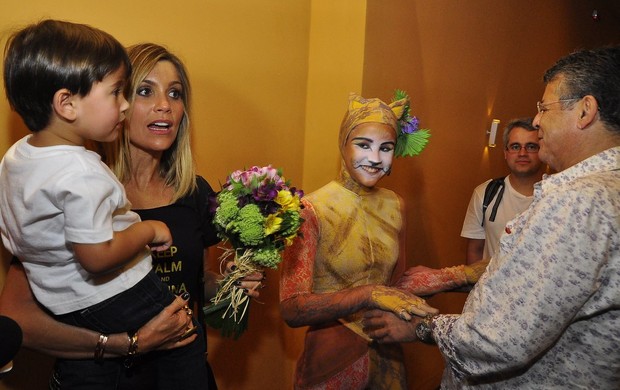 Família se reúne após apresentação de Giulia em O Rei Leão (Foto: EGO/ Roberto Teixeira)