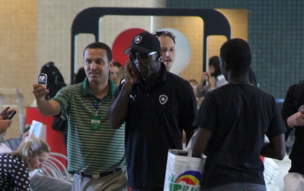 Seedorf , jogador do Botafogo, em aeroporto no Rio de Janeiro (Foto: Henrique Oliveira / FotoRioNews)