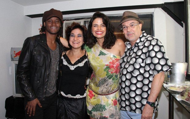 toni Garrido ao lado dos integrantes da banda Moinho (Foto: Onofre Veras/AgNews)