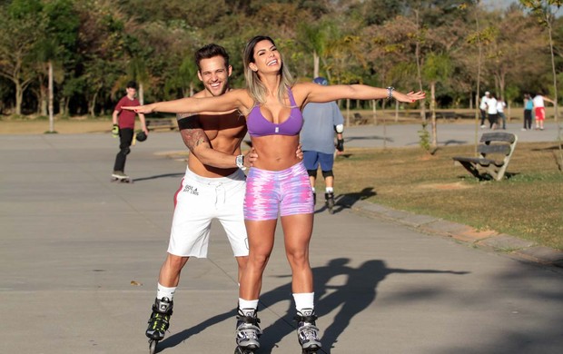 Thiago Ximenez o Mister Universo e Graziela Carvalho andam de patins em um parque em São Paulo (Foto: Orlando Oliveira / AgNews)