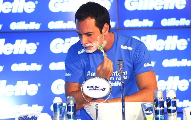 Rodrigo Santoro fazendo a barba (Foto: Iwi Onodera/ EGO)