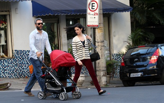 Angelo Paes Leme com sua esposa e filho saindo do restaurante Celeiro no Leblon (Foto: Wallace Barbosa /AgNews)