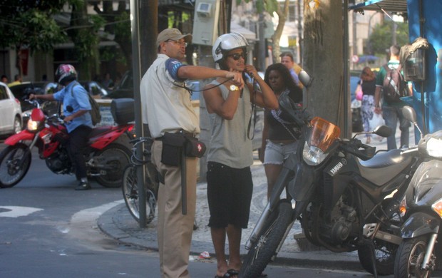 Micael Borges para moto em lugar proibido no Leblon e foi advertido por guarda municipal (Foto: Edson Teofilo/ FotoRio News)