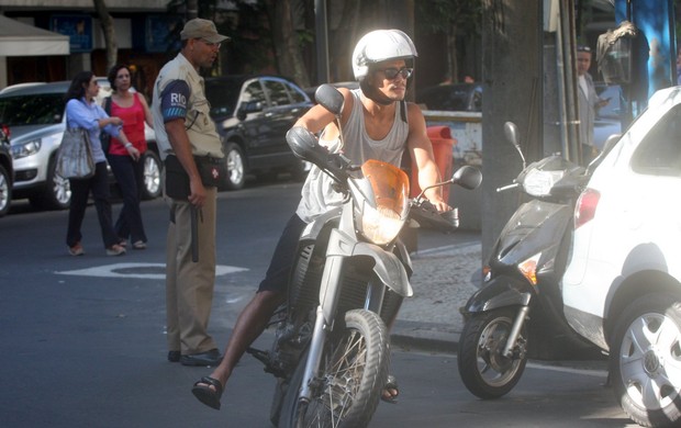 Micael Borges para moto em lugar proibido no Leblon e foi advertido por guarda municipal (Foto: Edson Teofilo/ FotoRio News)