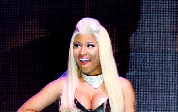 Nicki Minaj usa adesivos para esconder os seios (Foto: Getty Images)