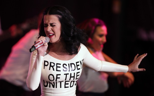 Katy Perry se apresenta durante um comício do presidente Barack Obama  (Foto: Agência/AFP)