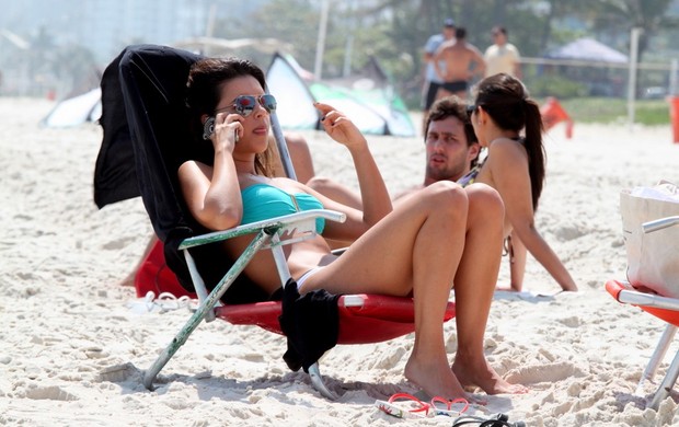 Mariana Rios e Di Ferrero curtem praia na Barra da Tijuca  (Foto: Gabriel Rangel / Agnews)