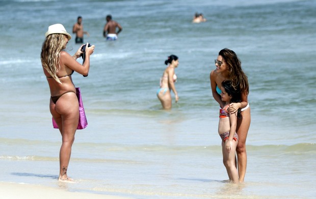 Mariana Rios e Di Ferrero curtem praia na Barra da Tijuca  (Foto: Marcos Ferreira / PhotoRioNews)