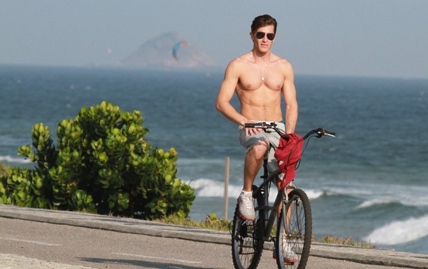 Kleber Toledo anda de bike na orla da praia da Barra da Tijuca, RJ (Foto: Dilson Silva / Agnews)