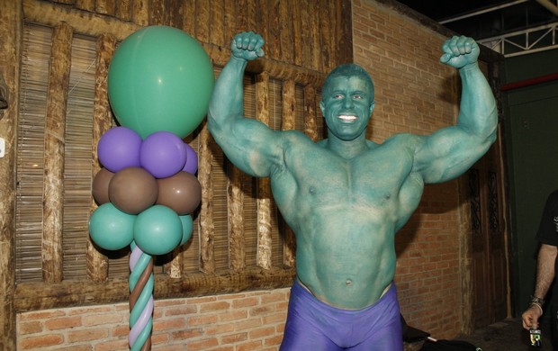 Hulk no aniversário de Benício (Foto: Isac Luz/ EGO)