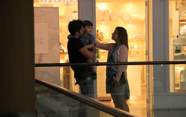 Thiago Rodrigues com a mulher, Cristiane Dias, e o filho, Gabriel, em shopping no Rio (Foto: Daniel Delmiro/AgNews)