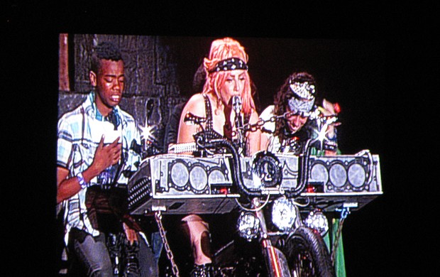 Lady Gaga chora com fãs no palco durante o show no Rio (Foto: Léo Martinez/EGO)