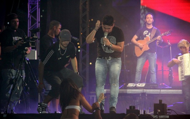 Fã sobe no palco de 'Jorge e Matheus' (Foto: Graça Paes / Foto Rio News)