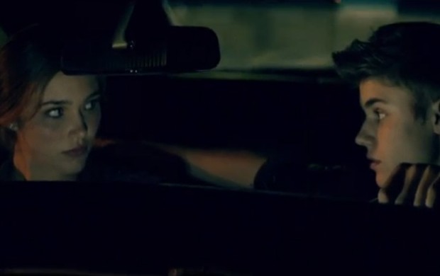 Justin Bieber e Chanel Celaya no clipe de "As Long as You Love Me" (Foto: Reprodução)