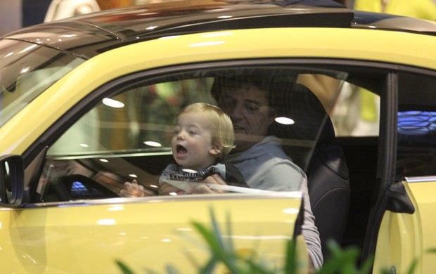 Felipe Camargo com o filho em shopping do Rio (Foto: Marcus Pavão / AgNews)