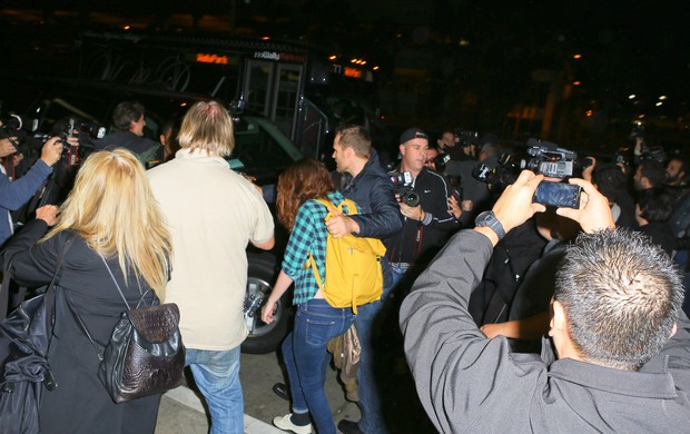 Robert Pattinson e Kristen Stewart causam tumulto no aeroporto de Los Angeles (Foto: X17/Agência)