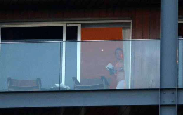 Owen Wilson aparece sem camisa e de Cueca na varanda (Foto: Andre Freitas  / Agnews)