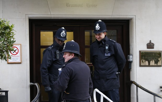 Policiais guardam porta do hospital onde Kate Middleton está internada (Foto: Reuters)