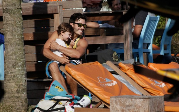 Thiago Rodrigues e Cristiane Dias com seu filho na praia da Barra da Tijuca  (Foto: Gabriel Rangel / Agnews)