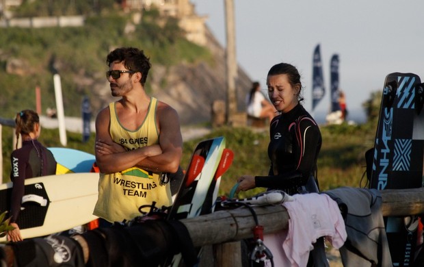 Thiago Rodrigues e Cristiane Dias com seu filho na praia da Barra da Tijuca, RJ (Foto: Gabriel Rangel / Agnews)