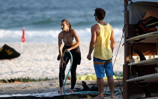 Thiago Rodrigues e Cristiane Dias com seu filho na praia da Barra da Tijuca, RJ (Foto: Marcos Ferreira / FotoRioNews)