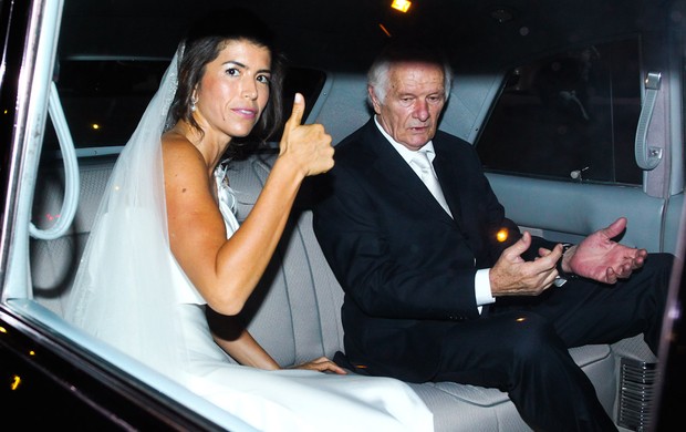 Noiva de Emerson Fittipaldi, Rossana Fanucchi chega com o pai (Foto: Manuela Scarpa / Foto Rio News)