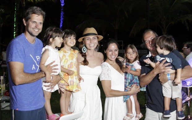 Giovanna Antonelli com a família com Paulo César Grande e Claudia Mauro em evento (Foto: Philippe Lima / AgNews)
