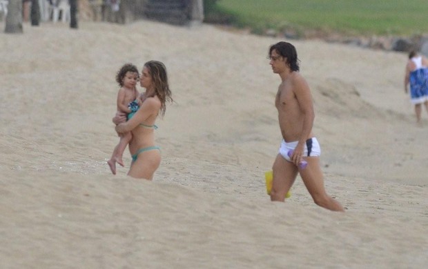 Letícia Spiller com a filha em resort de Mangaratiba (Foto: Philippe Lima / AgNews)