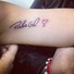 Fã tatua autógrafo de Preta Gil no braço (Foto: Reprodução)