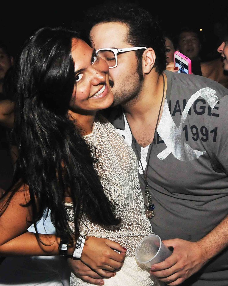 Thiago Abravanel beija Carol Sampaio (Foto: Ari Kaye / Divulgação)