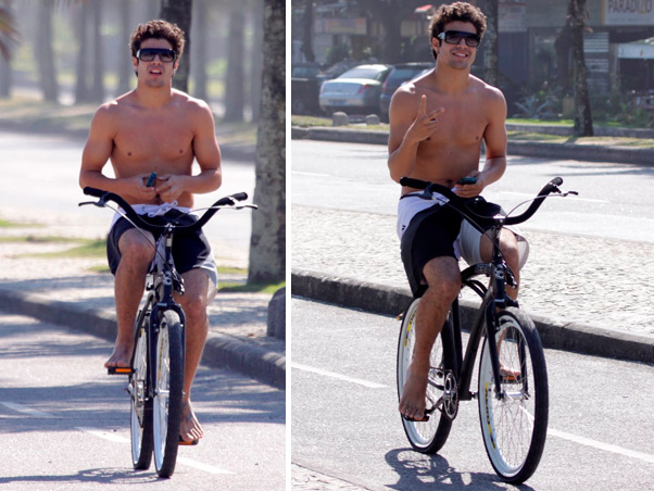 Caio Castro andou de bike pelo calçadão... (Foto: Adilson Lucas / - AgNews)