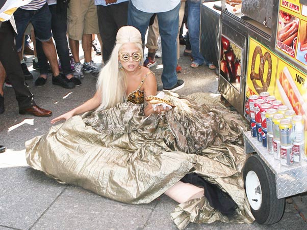 Lady Gaga em ensaio fotográfico para a revista 'Vanity Fair', em Nova York (Foto: X17/Agência)