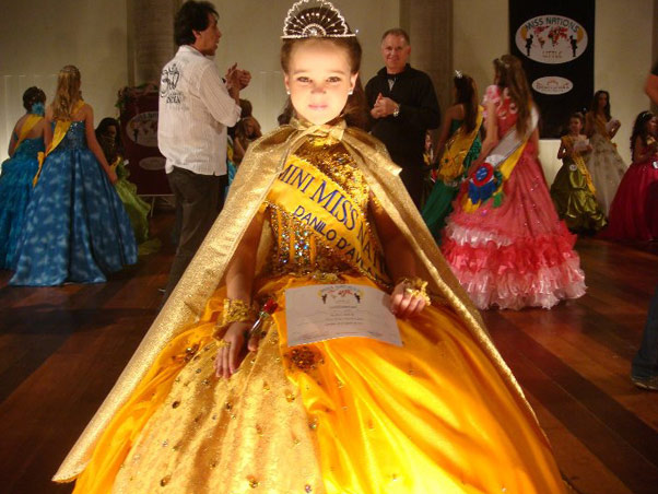 Ana Clara na noite em que venceu o Mini Miss Nation Internacional, com vestido do estilista Guga Cardoso (Foto: Arquivo pessoal)