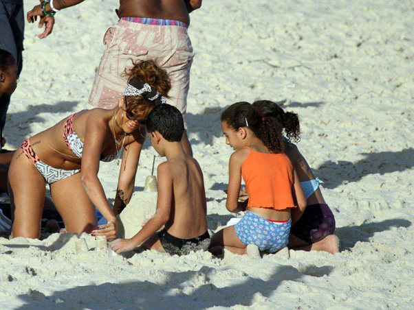 Ela se divertiu com crianças fazendo castelinhos na areia (Foto: Delson Silva e Andre Freitas / AgNews / Gabriel Reis)