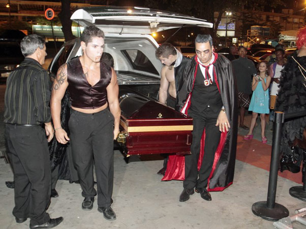 Gracyanne Barbosa chega em sua festa de aniversário dentro de um caixão e carregada por Belo (Rio – 20 de setembro de 2011)