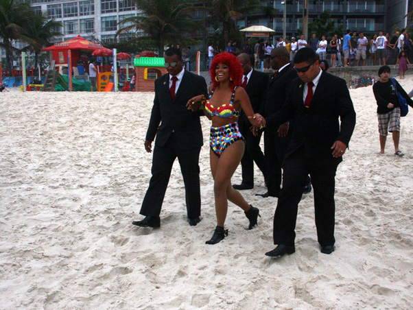 Dançarina de Rihanna na praia de Ipanema com seguranças (Foto: Daniel Delmiro / Ag News)