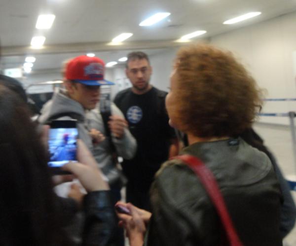 Justin Bieber desembarcou no Rio de Janeiro na noite desta segunda-feira, 3, no aeroporto do Galeão