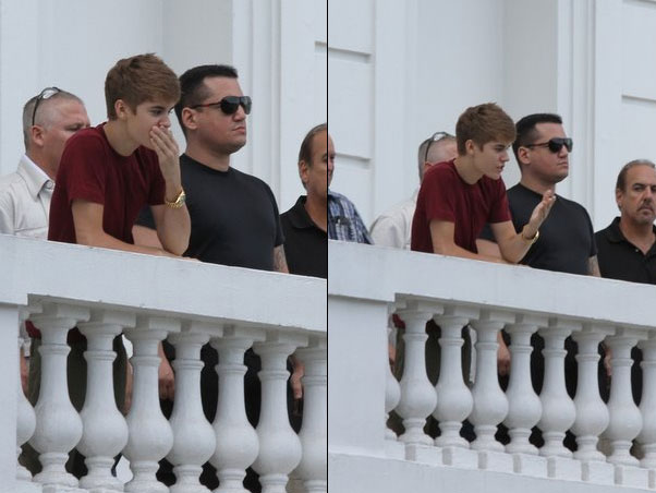 Justin Bieber manda beijos para os fãs da sacada do hotel, no Rio
