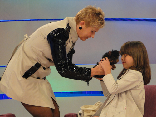 Klara ganha cachorrinho de Xuxa durante o programa (Foto: TV Globo)