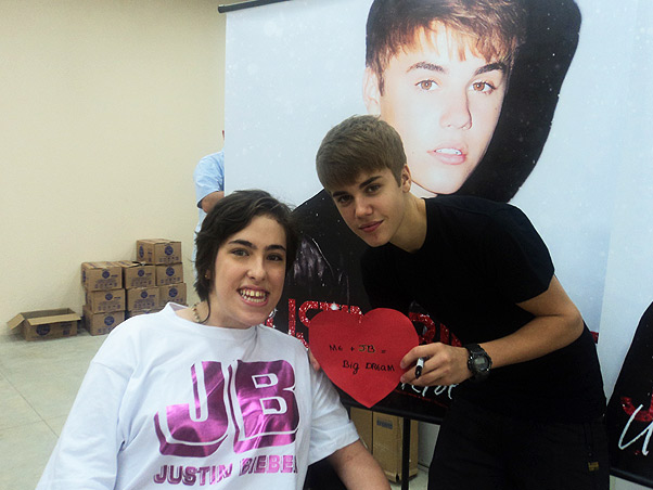 Justin Bieber e fã cadeirante (Foto: Gabriel Reis/AgNews)